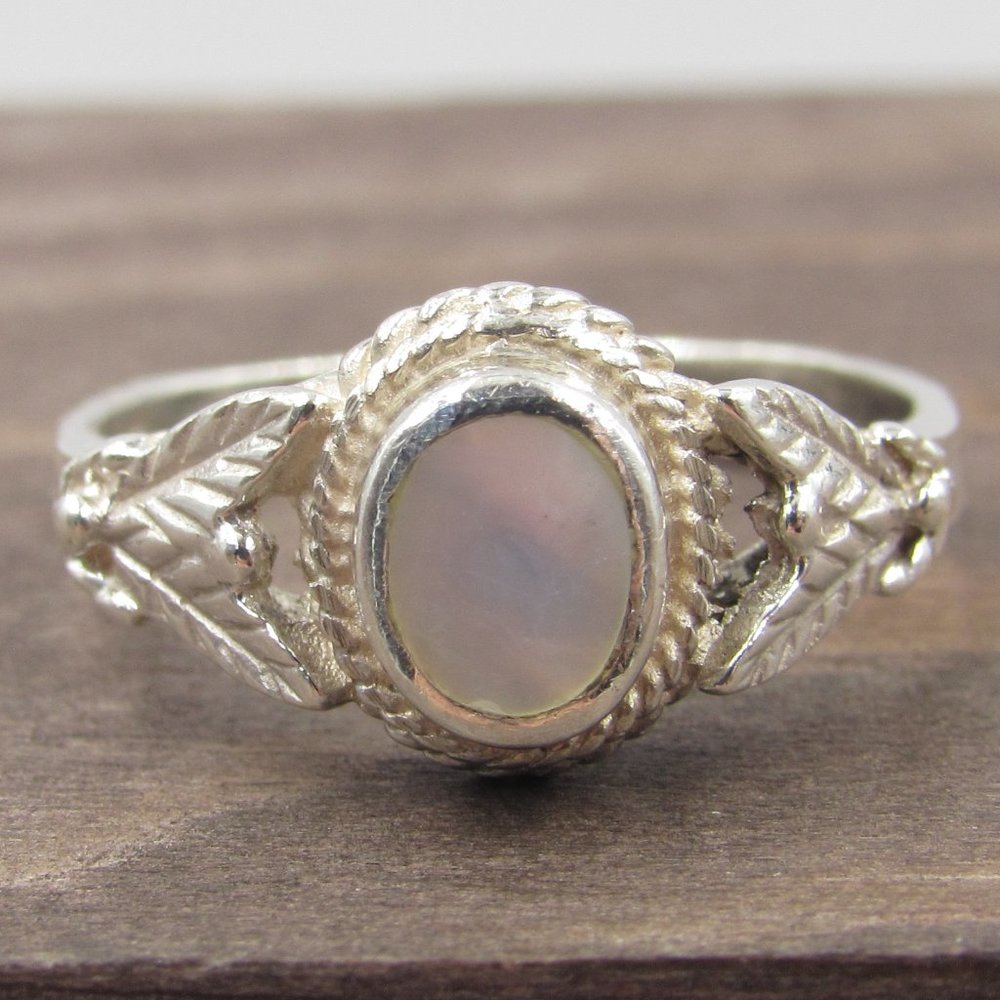 Size  Sterling Silver Flower White Shell Band